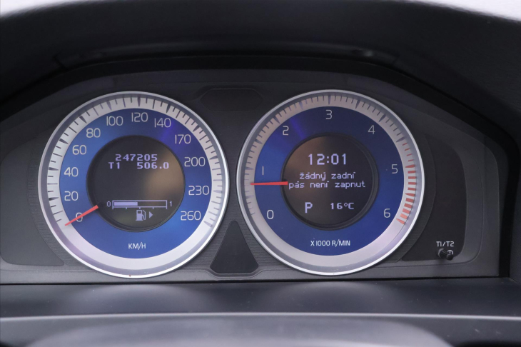 Volvo V60 2,4 D4 V5 120kW AWD R-design