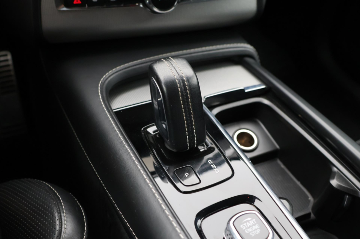 Volvo XC90 2.0 B6 220kW R-Design CZ Aut.