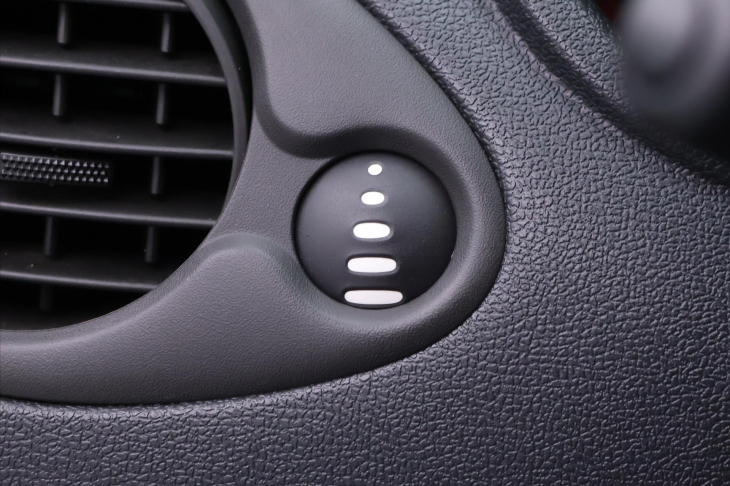 Renault Clio 1,2 i CZ 1.Majitel 9'250km