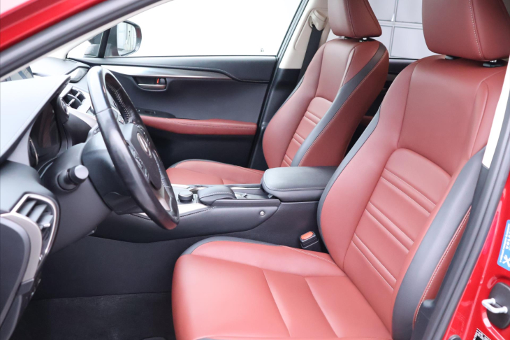 Lexus NX 300h 2,5 145kW Aut. 4WD Luxury DPH