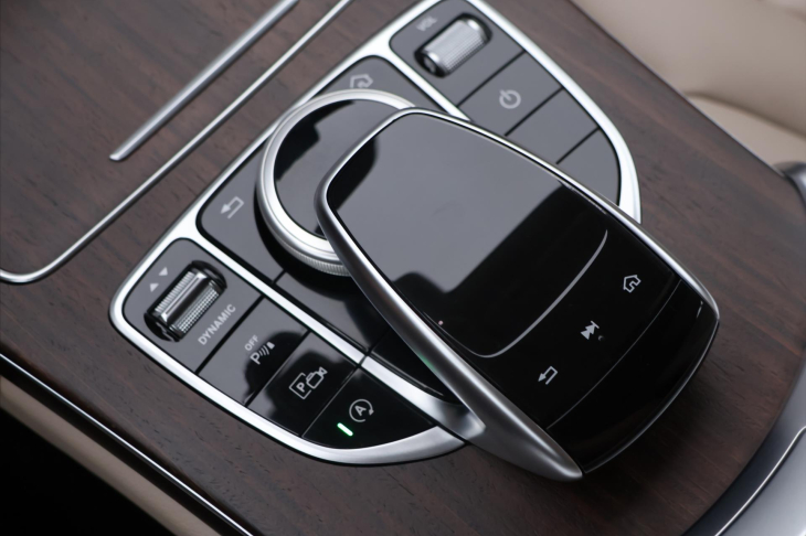 Mercedes-Benz Třídy C 2,0 C300 190kW CZ AMG paket