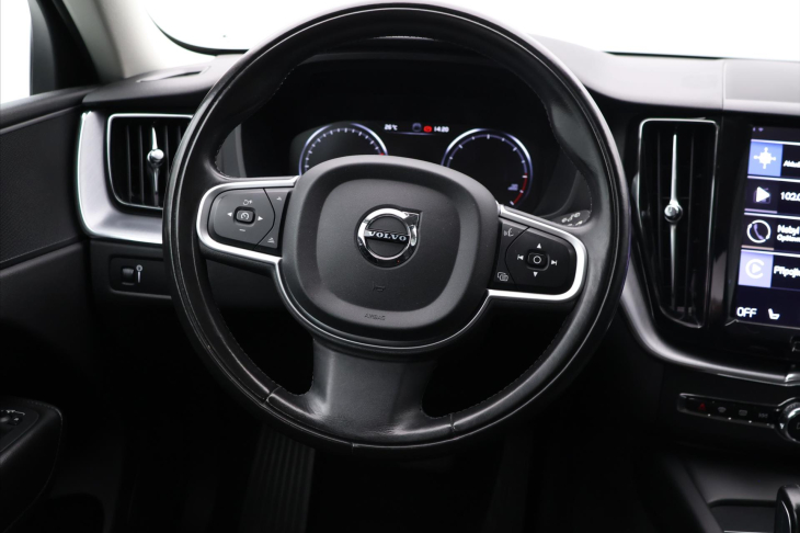 Volvo XC60 2,0 B4 145kW AWD Momentum CZ DPH
