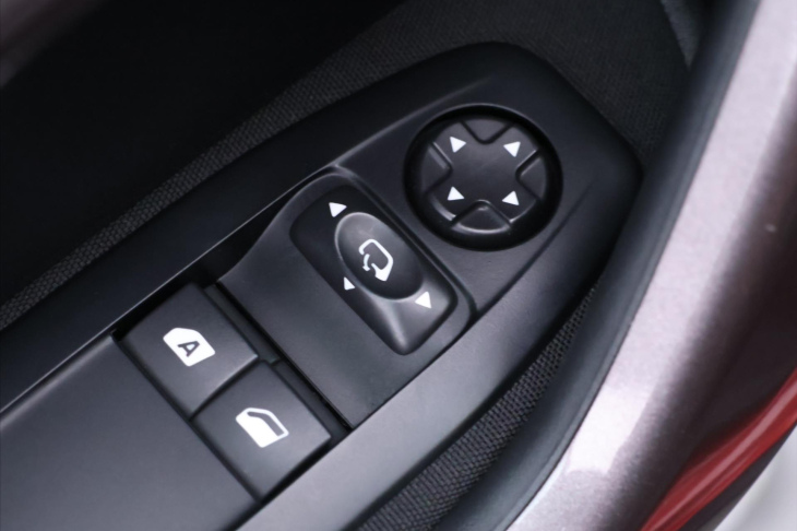 Peugeot 2008 1,2 PureTech 60kW CZ Tempo