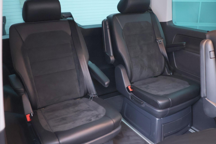 Volkswagen Multivan 2,0 TDI DSG Highline 6-Míst DPH