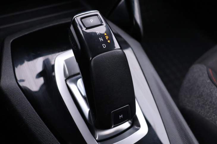 Peugeot 2008 1,2 PT 96kW Aut. LED CZ 1.Maj.