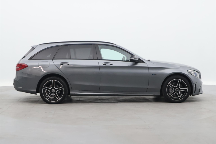 Mercedes-Benz Třídy C 2,0 300de 143kW AMG Night LED