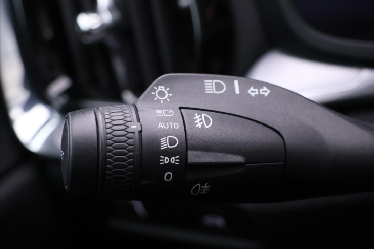 Volvo V60 2,0 D4 Aut. Momentum 1.Maj.