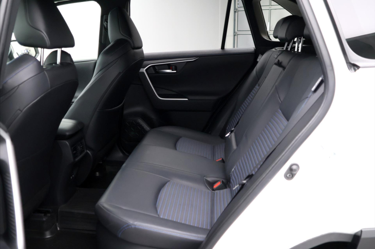 Toyota RAV4 2,5 e-CVT 131kW Selection 4WD CZ