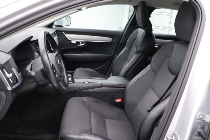 Volvo V90 2,0 D 145 kW Momentum Automat