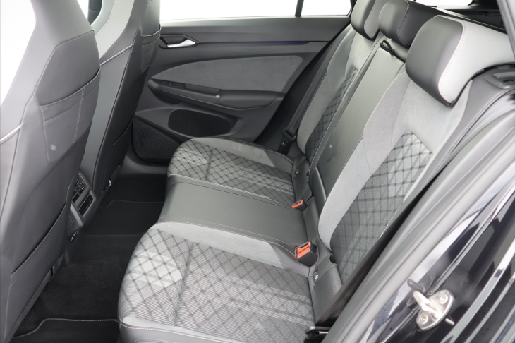 Volkswagen Golf 2,0 TDI DSG R-line Virtual DPH