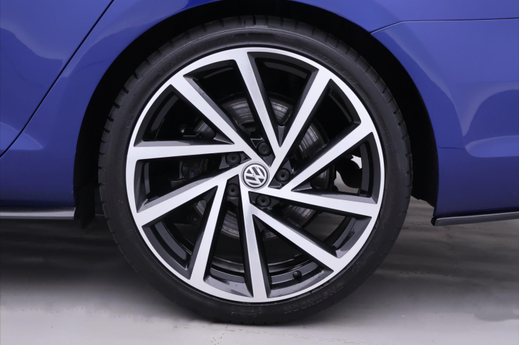 Volkswagen Golf 2,0 TSI R 228kW 4M DSG Virtual