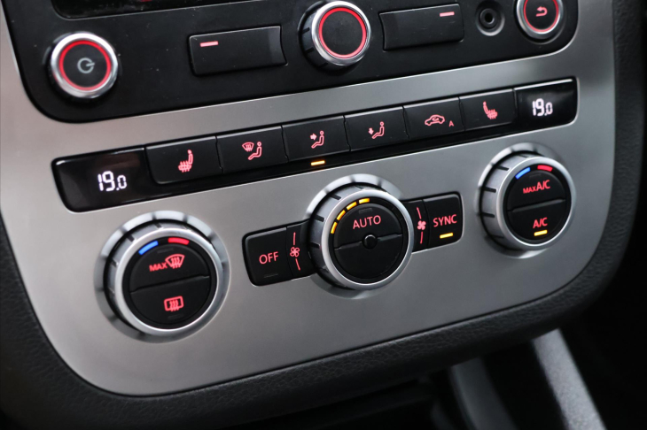 Volkswagen Scirocco 2,0 TDI 103kW Match Xenon Navi