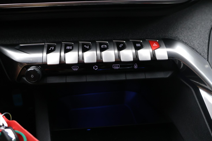 Peugeot 3008 1,2 PT 96kW CZ Allure 1Maj DPH