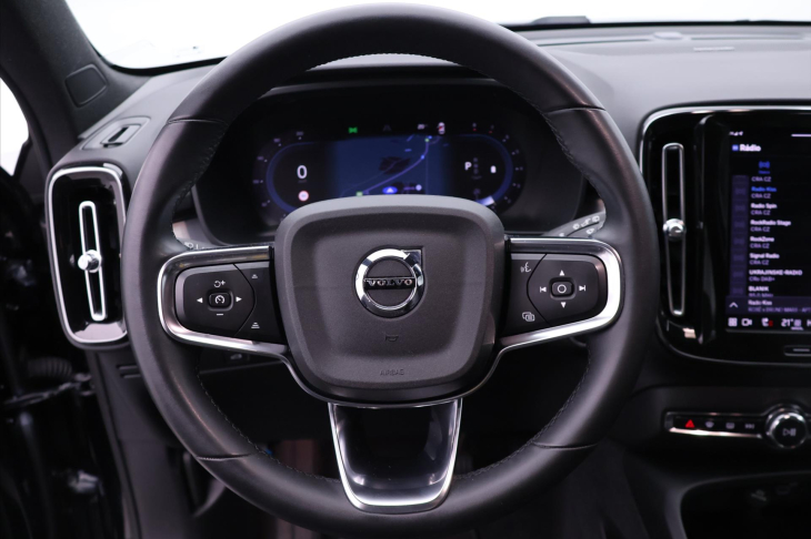Volvo XC40 2,0 B4 145kW DCT Plus Dark CZ