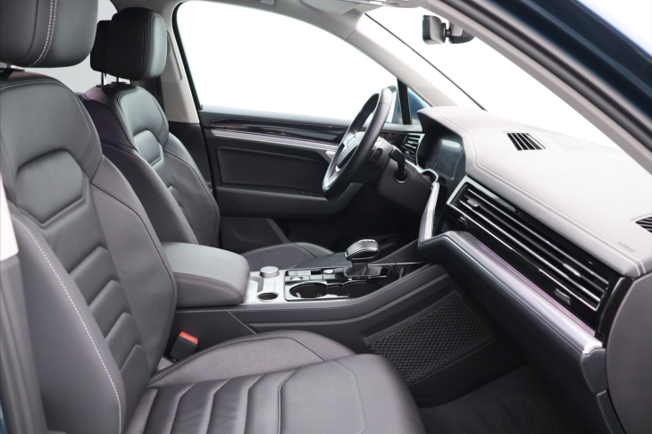 Volkswagen Touareg 3,0 TDI 210kW 4M LED DPH CZ
