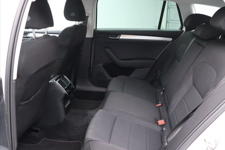 Škoda Superb 1,6 TDI Style 1.maj servis kn.