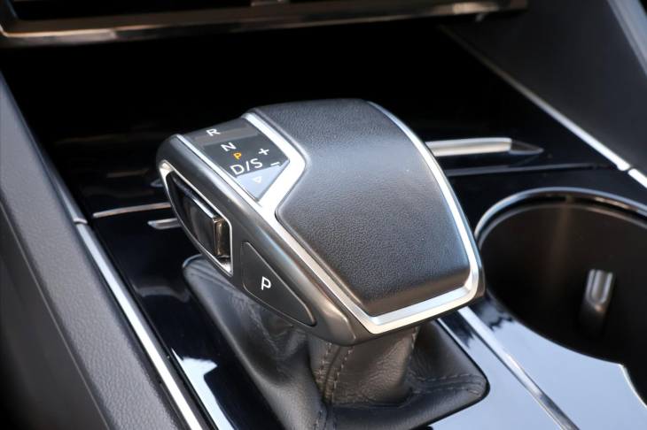 Volkswagen Touareg 3,0 TDI 210kW 4M LED DPH CZ