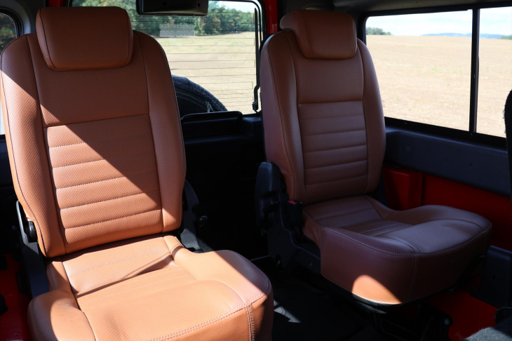 Land Rover Defender 2,4 TD4 7-Míst Kůže A/C 4x4