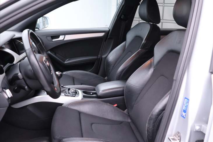 Audi A4 2,0 TDI 105kW S-line Navi Xenon