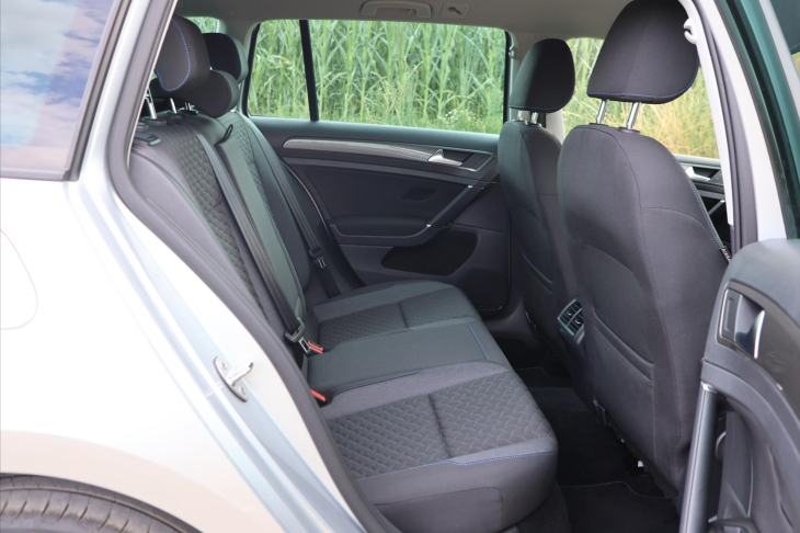 Volkswagen Golf 2.0 TDI 110kW DSG LED Join Tažné