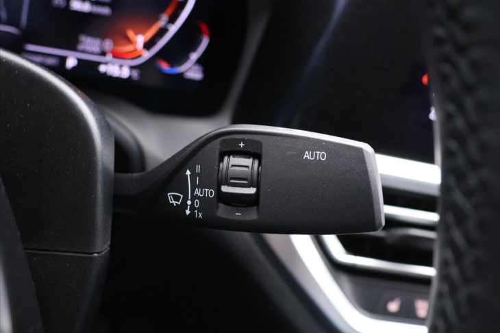 BMW Řada 3 2.0 330i 190kW M-Sport CZ DPH