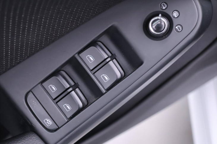 Audi A4 2,0 TDI 105kW S-line Navi Xenon