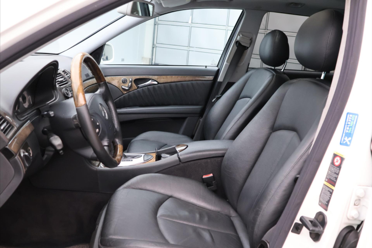 Mercedes-Benz Třídy E 3,2 E320 165kW AMG Paket