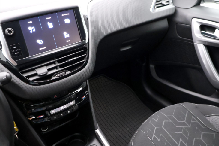 Peugeot 2008 1,2 PureTech 61kW Allure CZ