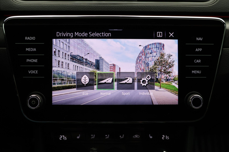 Škoda Superb 2,0 TDI DSG Sportline LED DPH