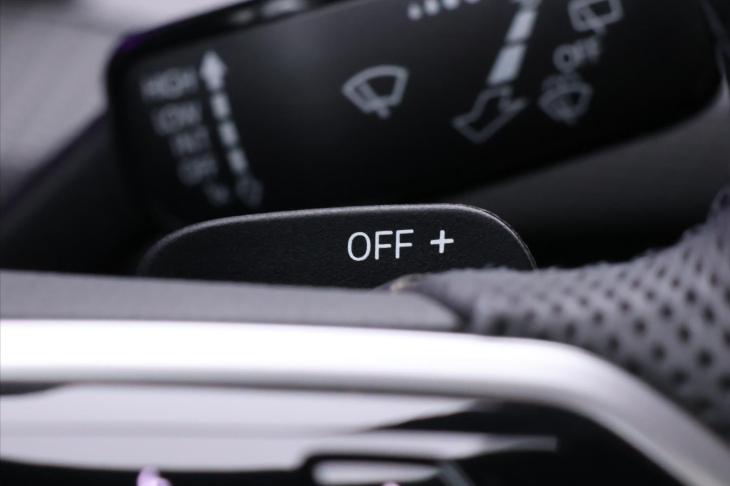 Volkswagen Golf 2,0 TDI DSG R-line Virtual DPH