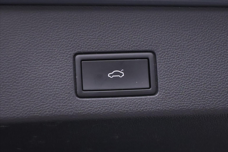 Volkswagen Golf 2,0 TDI R-line DSG Virtual DPH