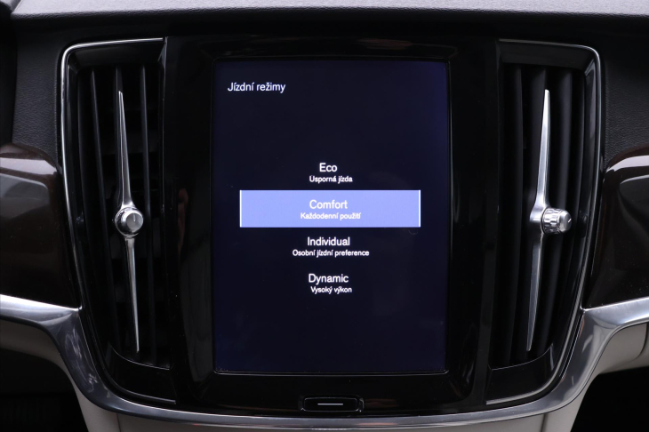 Volvo V90 2,0 D4 AWD Aut CZ Momentum DPH