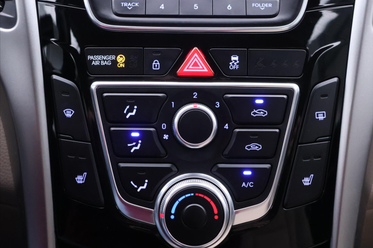 Hyundai i30 1,6 GDi 99kW CZ Trikolor Plus