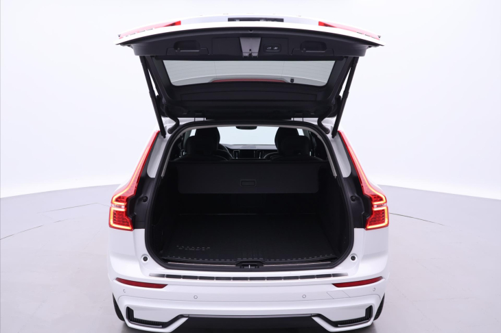 Volvo XC60 2,0 B5 173kW AWD Plus Dark CZ