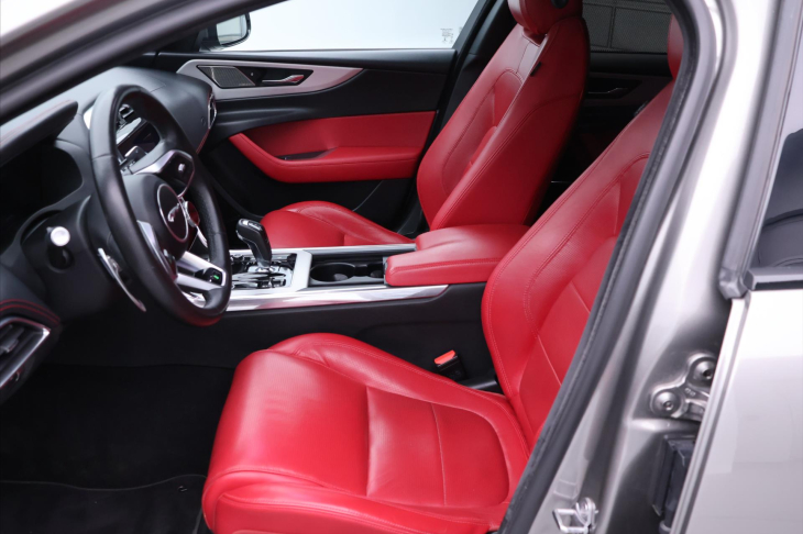 Jaguar XE 2,0 P300 221kW R-Dynamic DPH