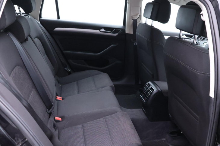 Volkswagen Passat 1,6 TDI Highline Aut klima LED