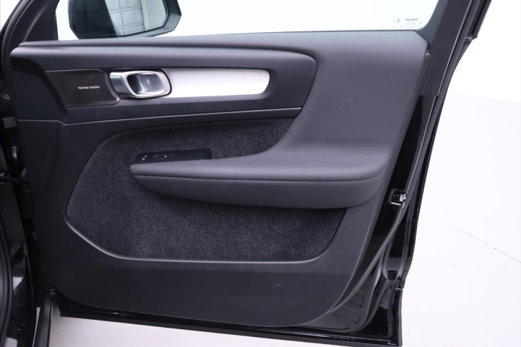 Volvo XC40 2,0 B4 145kW DCT Plus Dark CZ