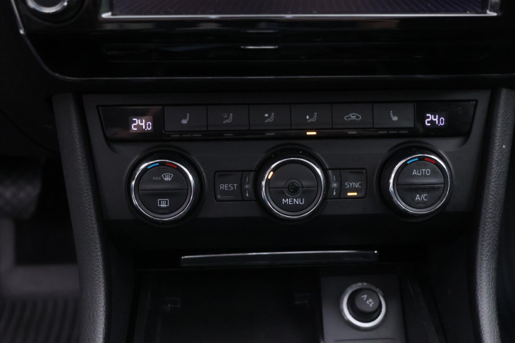 Škoda Superb 1,6 TDI DSG Style Panorama