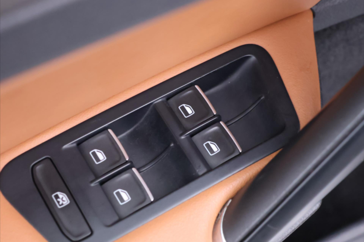 Volkswagen Golf 2,0 TDI 110kW DSG Highline CZ