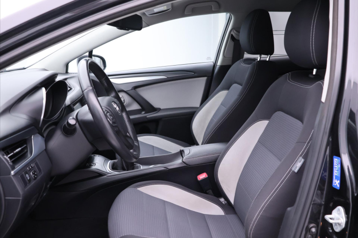 Toyota Avensis 2,0 D-4D 105kW Navi LED Tempo