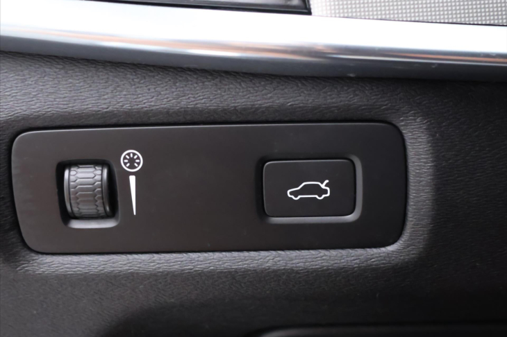 Volvo V90 2,0 D 145 kW Momentum Automat