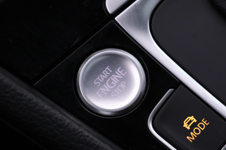 Volkswagen Golf 2,0 TDI 110kW DSG Highline CZ