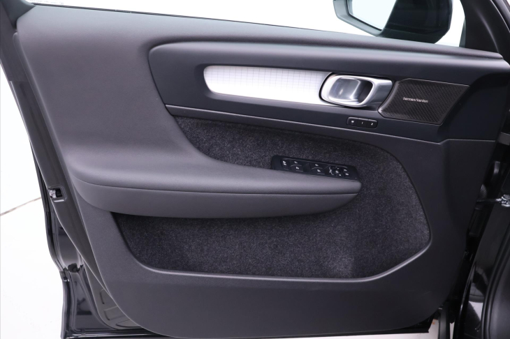 Volvo XC40 2,0 B4 145kW DCT Plus Dark DPH