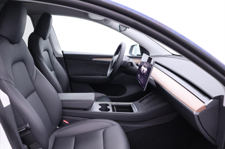 Tesla Model Y Long Range AWD DPH 1.Maj.