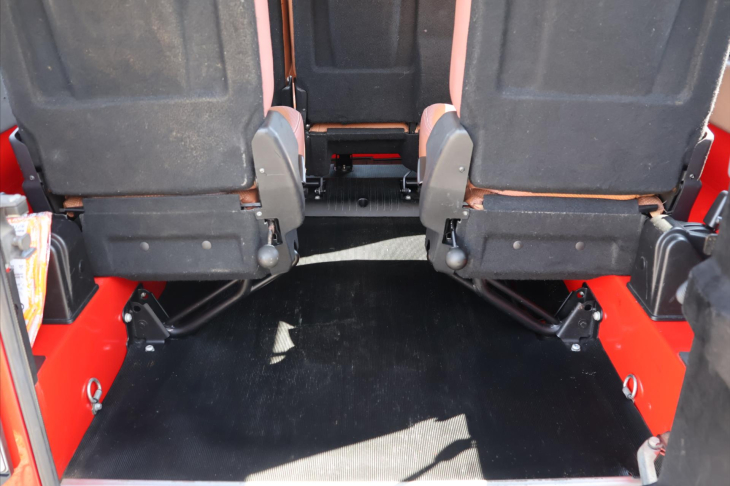 Land Rover Defender 2,4 TD4 7-Míst Kůže A/C 4x4