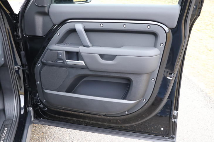 Land Rover Defender 5,0 110 P425 X-DYNAMIC CZ DPH