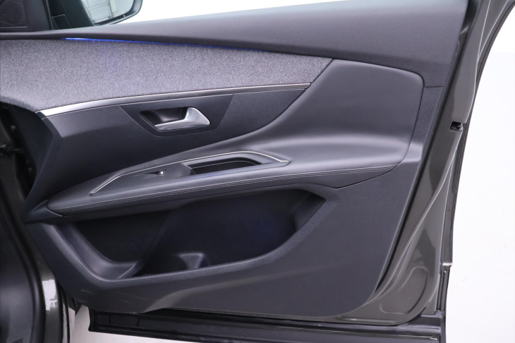 Peugeot 3008 1,2 PT 96kW Allure Pano 1.Maj