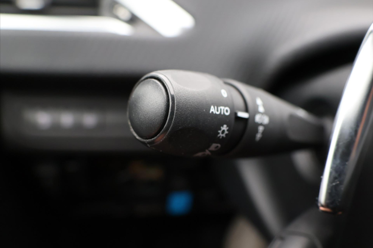Peugeot 2008 1,2 VTi 60kW AT,Navi