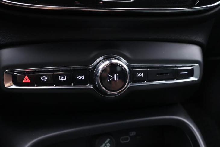 Volvo XC40 2,0 B4 145kW DCT Plus Dark DPH