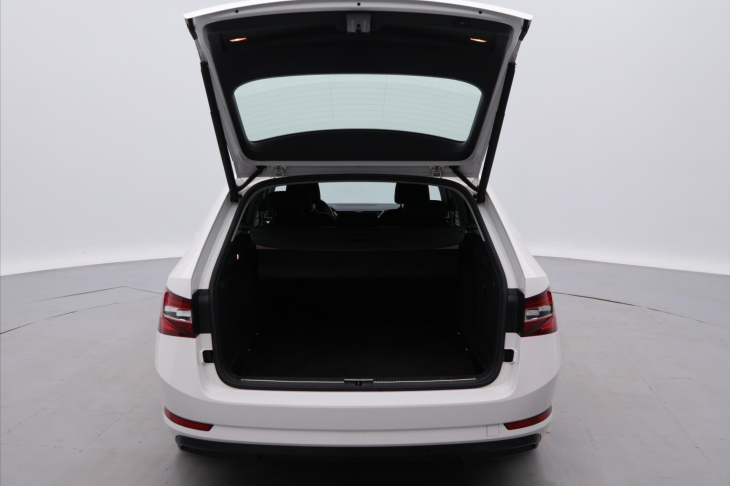 Škoda Superb 1,6 TDI Style 1.maj servis kn.